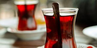 Çay Kültürü Ve Sofralarda Geleneksel Keyif Çay, yüzyıllardır hem yemek kültürü hem de sosyal yaşamın önemli bir parçası olmuştur. İlk olarak Çin’de keşfedilen çay, zamanla Osmanlı topraklarından Avrupa’ya ve tüm dünyaya yayılmıştır. Çay, sadece bir içecek olarak değil, aynı zamanda kültürel bir ritüel ve toplumsal bir gelenek olarak da değer kazanmıştır. Çay kültürü, sohbetlerin, misafir ağırlamanın ve sosyal etkileşimlerin merkezinde yer almıştır. Konulu bir haber görseli.