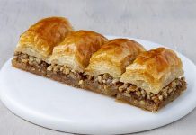 Cevizli Baklava Anadolu’nun Asırlık Tatlısı Yeniden Sofraların Gözdesi Oldu Türkiye’nin geleneksel tatlı kültürünün en önemli temsilcilerinden biri olan cevizli baklava, son dönemde hem yurt içinde hem de yurt dışında yeniden büyük bir ilgi görmeye başladı. Asırlardır bayramların, düğünlerin ve özel günlerin vazgeçilmez tatlısı olan cevizli baklava, özellikle el açması yufka, kaliteli ceviz ve özenle hazırlanan şerbetiyle Türk mutfağının en güçlü lezzet simgeleri arasında yer alıyor. Günümüzde baklava üreticilerinin çeşitliliği artırması, geleneksel tariflere sahip çıkması ve modern sunum teknikleri geliştirmesi, tatlının bilinirliğini daha da yükseltti. Konulu bir haber görseli.