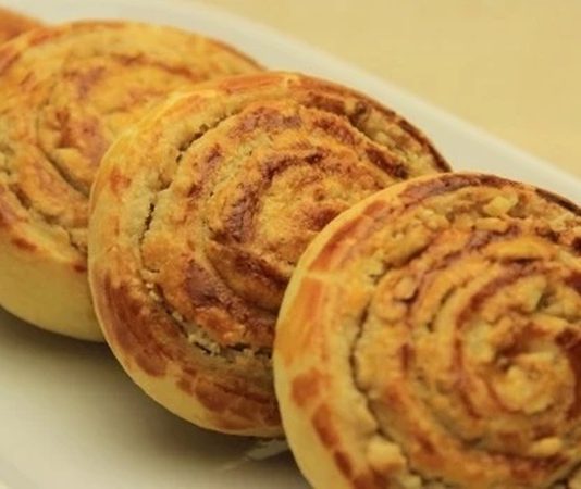 Cevizli Çörek Geleneksel Lezzet Yeniden Popülerlik Kazanıyor Türkiye’nin birçok bölgesinde uzun yıllardır hazırlanan Cevizli Çörek, son dönemde sosyal medyada yayılan yöresel tarif akımıyla birlikte yeniden gündeme geldi. Kahvaltı sofralarının vazgeçilmezi hâline gelen bu geleneksel hamur işi, özellikle ev yapımı lezzetlere olan ilginin artmasıyla daha fazla kişi tarafından keşfedilmeye başladı. Gerek dokusu gerekse cevizli iç harcının aromasıyla dikkat çeken Cevizli Çörek, son aylarda fırınlar, pastaneler ve ev mutfaklarında en çok tercih edilen ürünlerden biri oldu. Gastronomi yazarları ise bu yükselişi, “köklü tariflerin dönüşü” olarak değerlendiriyor. Konulu bir haber görseli.