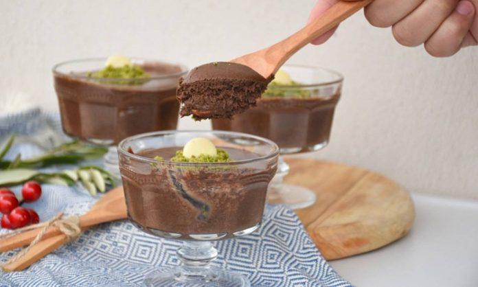 Son dönemde tatlı tercihleri arasında belirgin bir yükseliş gösteren çikolatalı mousse, hem hafif yapısı hem de yoğun kakao aromasıyla geniş bir kitleyi kendine çekiyor. Tatlı severlerin özellikle kış aylarında daha yoğun aromalara yönelmesi, bu tatlının tekrar öne çıkmasını sağlıyor. Pastanelerde ve restoranlarda satış oranları giderek artarken, sosyal medya kullanıcıları da görünümü oldukça şık olan çikolatalı mousse paylaşımlarına her geçen gün daha fazla ilgi gösteriyor. Bu ilgi, tatlının hem profesyonel mutfaklarda hem de ev tariflerinde daha fazla yer bulmasına katkı sağlıyor. Konulu bir haber görseli.