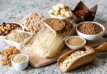 Çölyak hastalığı, gluten içeren gıdaların bağışıklık sistemi tarafından zararlı olarak algılanmasına yol açan otoimmün bir rahatsızlıktır. Bu nedenle çölyak diyeti, gluten içeren buğday, arpa ve çavdar gibi tahılların diyetten çıkarılmasını gerektirir. Diyet, hem hastalığın semptomlarını azaltmak hem de beslenme açısından dengeli bir yaşam sürdürmek için kritik öneme sahiptir. Günümüzde insanlar, sadece sağlık açısından değil, aynı zamanda yaşam kalitesini artırmak için de bilinçli bir şekilde glutensiz beslenmeye yöneliyor. Konulu bir haber görseli.