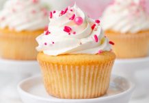 Cupcake Şıklığıyla Tatlı Dünyasında Yeni Trend Cupcake, özellikle son yıllarda hem görselliği hem de kişisel porsiyon sunması sayesinde pastacılık dünyasında giderek daha fazla ilgi gören tatlı seçeneklerinden biri haline geldi. Küçük kalıplarda hazırlanması ve çeşitli krema süslemeleriyle sunulması, bu tatlıyı hem özel günlerde hem günlük tüketim için popülerleştiriyor. Renkli görüntüsü sayesinde özellikle çocukların ilgisini çeken cupcake, aynı zamanda yetişkinlerin de kahve molalarının vazgeçilmez tatlıları arasında yer alıyor. Konulu bir haber görseli.