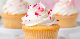 Cupcake Şıklığıyla Tatlı Dünyasında Yeni Trend Cupcake, özellikle son yıllarda hem görselliği hem de kişisel porsiyon sunması sayesinde pastacılık dünyasında giderek daha fazla ilgi gören tatlı seçeneklerinden biri haline geldi. Küçük kalıplarda hazırlanması ve çeşitli krema süslemeleriyle sunulması, bu tatlıyı hem özel günlerde hem günlük tüketim için popülerleştiriyor. Renkli görüntüsü sayesinde özellikle çocukların ilgisini çeken cupcake, aynı zamanda yetişkinlerin de kahve molalarının vazgeçilmez tatlıları arasında yer alıyor. Konulu bir haber görseli.