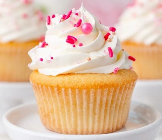 Cupcake Şıklığıyla Tatlı Dünyasında Yeni Trend Cupcake, özellikle son yıllarda hem görselliği hem de kişisel porsiyon sunması sayesinde pastacılık dünyasında giderek daha fazla ilgi gören tatlı seçeneklerinden biri haline geldi. Küçük kalıplarda hazırlanması ve çeşitli krema süslemeleriyle sunulması, bu tatlıyı hem özel günlerde hem günlük tüketim için popülerleştiriyor. Renkli görüntüsü sayesinde özellikle çocukların ilgisini çeken cupcake, aynı zamanda yetişkinlerin de kahve molalarının vazgeçilmez tatlıları arasında yer alıyor. Konulu bir haber görseli.