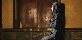 Dini arınma diyeti uygulamaları, tarih boyunca farklı kültürlerde ve inanç sistemlerinde yer bulmuştur. Bu diyetler, sadece beslenme düzenini değiştirmekle kalmaz, aynı zamanda ruhsal ve zihinsel arınmayı destekler. Özellikle oruç ve belirli dönemlerde uygulanan dini diyetler, vücudun toksinlerden arınmasına ve metabolizmanın dengelenmesine yardımcı olur. Bu tür diyetler, bireylerin hem fiziksel hem de ruhsal sağlığını korumasına katkıda bulunur. Konulu bir haber görseli.