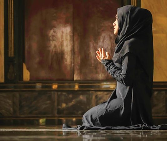 Dini Arınma Diyetleri Ve Ruhsal Sağlığa Katkıları Dini arınma diyeti uygulamaları, tarih boyunca farklı kültürlerde ve inanç sistemlerinde yer bulmuştur. Bu diyetler, sadece beslenme düzenini değiştirmekle kalmaz, aynı zamanda ruhsal ve zihinsel arınmayı destekler. Özellikle oruç ve belirli dönemlerde uygulanan dini diyetler, vücudun toksinlerden arınmasına ve metabolizmanın dengelenmesine yardımcı olur. Bu tür diyetler, bireylerin hem fiziksel hem de ruhsal sağlığını korumasına katkıda bulunur. Konulu bir haber görseli.
