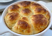 Dızmana Geleneği Trakya’da Yeniden İlgi Görüyor Dızmana, Trakya mutfağının en karakteristik hamur işlerinden biri olarak son yıllarda yeniden gündeme geliyor. Yerel lezzetlerin dijital platformlarda sıkça paylaşılması, sokak lezzetlerine yönelik artan ilgi ve gastronomi turizminin yaygınlaşması, bu geleneksel yiyeceğin Türkiye genelinde daha fazla tanınmasını sağladı. Pek çok kişi tarafından Balkan kökenli bir tarif olarak bilinen Dızmana, özellikle Rumeli göçmeni ailelerde hâlâ günlük sofraların vazgeçilmezlerinden biri olmaya devam ediyor. Bu ilginin hızla artması, bölgedeki küçük işletmeleri de harekete geçirdi ve geleneksel tariflerin modern yorumlarla yeniden sunulmasına zemin hazırladı. Konulu bir haber görseli.