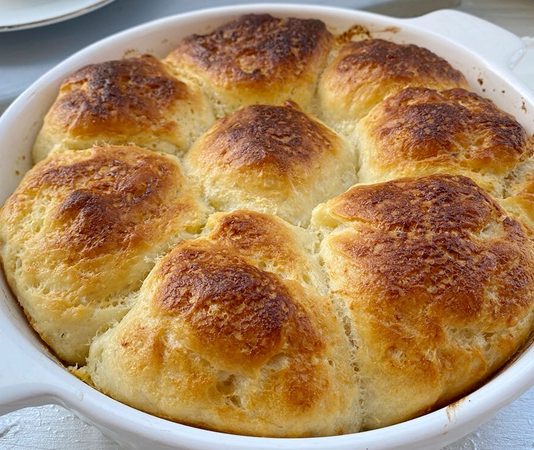 Dızmana, Trakya mutfağının en karakteristik hamur işlerinden biri olarak son yıllarda yeniden gündeme geliyor. Yerel lezzetlerin dijital platformlarda sıkça paylaşılması, sokak lezzetlerine yönelik artan ilgi ve gastronomi turizminin yaygınlaşması, bu geleneksel yiyeceğin Türkiye genelinde daha fazla tanınmasını sağladı. Pek çok kişi tarafından Balkan kökenli bir tarif olarak bilinen Dızmana, özellikle Rumeli göçmeni ailelerde hâlâ günlük sofraların vazgeçilmezlerinden biri olmaya devam ediyor. Bu ilginin hızla artması, bölgedeki küçük işletmeleri de harekete geçirdi ve geleneksel tariflerin modern yorumlarla yeniden sunulmasına zemin hazırladı. Konulu bir haber görseli.