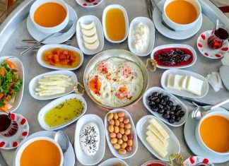 Doğallığın Ve Paylaşımın Merkezi Köy Sofrası Geleneği Anadolu’nun en güçlü kültürel sembollerinden biri olan köy sofrası, yalnızca yemek yenen bir alan değil; paylaşmanın, dayanışmanın ve doğallığın somutlaştığı bir yaşam pratiğidir. Toprakla iç içe bir hayatın ürünü olan bu sofralar, mevsimin sunduğu nimetleri ve emeğin karşılığını bir araya getirir. Köy sofrasında gösterişten çok samimiyet, çeşitlilikten çok bereket ön plandadır. Bu nedenle köy sofrası, şehir hayatında giderek özlenen bir değer hâline gelmiştir. Konulu bir haber görseli.