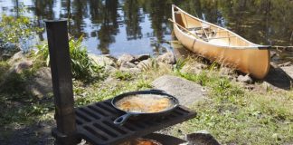 İnsanlık tarihi boyunca yemek pişirme, sadece beslenme ihtiyacını karşılayan bir eylem değil, aynı zamanda sosyal ilişkileri ve kültürel değerleri şekillendiren önemli bir unsur olmuştur. Bu bağlamda Açık Hava Pişirme, doğayla kurulan en eski ve en güçlü bağlardan birini temsil eder. Ateşin açık alanda yakılması, yemeğin gökyüzü altında hazırlanması ve paylaşılması, bu pişirme biçimini sıradan bir mutfak pratiğinin ötesine taşır. Açık hava, yemeğe sadece lezzet değil, anlam da katar. Konulu bir haber görseli.