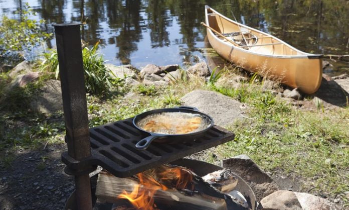 Doğayla İç İçe Lezzet Açık Hava Pişirme Kültürü İnsanlık tarihi boyunca yemek pişirme, sadece beslenme ihtiyacını karşılayan bir eylem değil, aynı zamanda sosyal ilişkileri ve kültürel değerleri şekillendiren önemli bir unsur olmuştur. Bu bağlamda Açık Hava Pişirme, doğayla kurulan en eski ve en güçlü bağlardan birini temsil eder. Ateşin açık alanda yakılması, yemeğin gökyüzü altında hazırlanması ve paylaşılması, bu pişirme biçimini sıradan bir mutfak pratiğinin ötesine taşır. Açık hava, yemeğe sadece lezzet değil, anlam da katar. Konulu bir haber görseli.