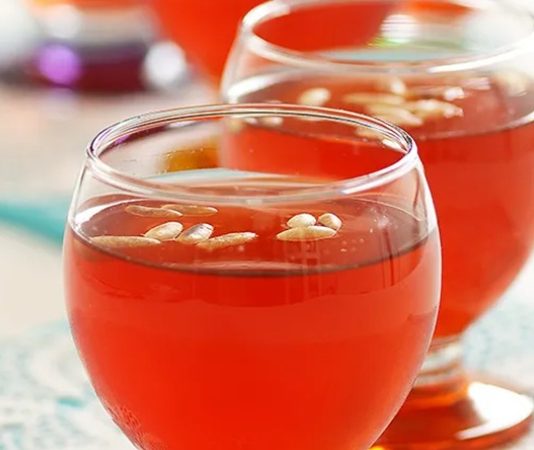 Türk kültüründe doğum sonrası dönem, hem anne hem de bebek için özel bir hassasiyet taşır. Bu dönemin en bilinen ve en köklü sembollerinden biri olan Lohusa Şerbeti, yalnızca ferahlatıcı bir içecek değil, aynı zamanda sevinci, bereketi ve paylaşımı temsil eden güçlü bir kültürel unsurdur. Yüzyıllardır sürdürülen bu gelenek, doğumun toplumsal bir mutluluk olarak görülmesinin sofradaki yansımasıdır. Konulu bir haber görseli.