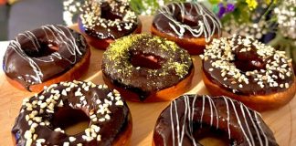Donut Lezzetinin Yükselişi Dünya Tatlı Trendini Değiştiriyor Dünyanın en sevilen tatlılarından biri olan donut, günümüzde yalnızca klasik şekerli halka formundan ibaret değil. Renkli glazeler, çikolata kaplamalar, meyve aromaları ve hatta tuzlu versiyonlarıyla karşımıza çıkan bu tatlı, hem çocukların hem yetişkinlerin ilgisini çekmeye devam ediyor. Özellikle kafe zincirlerinin yaygınlaşmasıyla birlikte donut tercih eden kitlenin her geçen gün arttığı görülüyor. Görsel sunumdaki çeşitlilik, tatlının sosyal medya platformlarında hızla viral olmasına yardımcı oluyor. Konulu bir haber görseli.