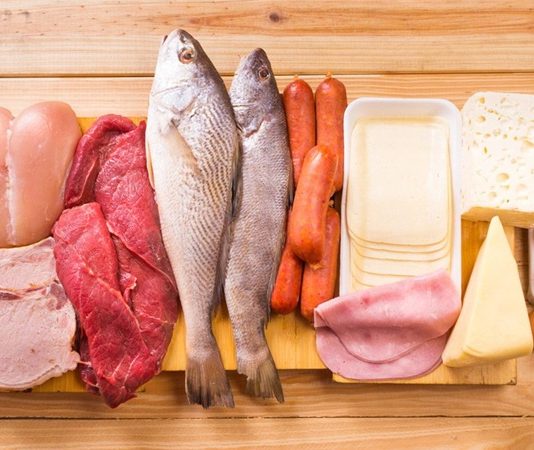 Dukan Diyeti Yüksek Protein Temelli Beslenme Yaklaşımıyla Tartışılmaya Devam Ediyor Dukan Diyeti, özellikle hızlı kilo kaybı hedefleyen bireyler arasında uzun süredir popülerliğini koruyan beslenme modellerinden biri olarak öne çıkıyor. Yüksek protein tüketimine dayanan bu yaklaşım, karbonhidrat ve yağ alımını ciddi ölçüde sınırlandırmasıyla klasik diyet anlayışlarından ayrılıyor. Dukan Diyeti, kısa sürede sonuç alma beklentisiyle uygulanması nedeniyle hem ilgi görüyor hem de çeşitli tartışmalara konu oluyor. Konulu bir haber görseli.