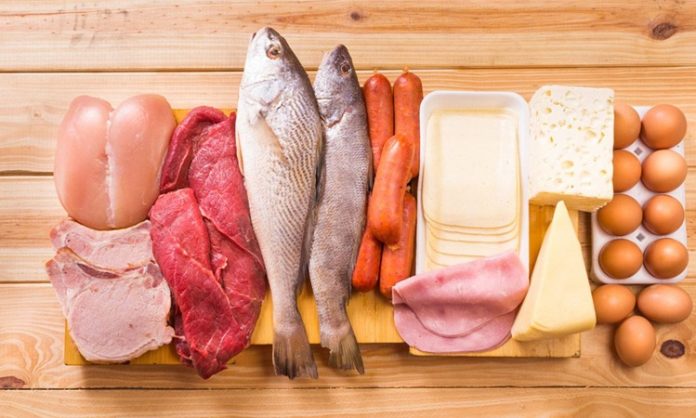 Dukan Diyeti Yüksek Protein Temelli Beslenme Yaklaşımıyla Tartışılmaya Devam Ediyor Dukan Diyeti, özellikle hızlı kilo kaybı hedefleyen bireyler arasında uzun süredir popülerliğini koruyan beslenme modellerinden biri olarak öne çıkıyor. Yüksek protein tüketimine dayanan bu yaklaşım, karbonhidrat ve yağ alımını ciddi ölçüde sınırlandırmasıyla klasik diyet anlayışlarından ayrılıyor. Dukan Diyeti, kısa sürede sonuç alma beklentisiyle uygulanması nedeniyle hem ilgi görüyor hem de çeşitli tartışmalara konu oluyor. Konulu bir haber görseli.