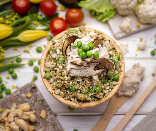 Son yıllarda sağlıklı yaşam ve dengeli beslenme arayışı, insanların tabaklarında önemli değişimlere yol açıyor. Bu değişimin merkezinde ise düşük karbonhidrat yemek anlayışı yer alıyor. Geleneksel beslenme düzeninde önemli bir yere sahip olan ekmek, makarna ve şekerli gıdaların sorgulanmasıyla birlikte, karbonhidrat oranı azaltılmış öğünler daha fazla ilgi görmeye başladı. Bu yaklaşım yalnızca kilo kontrolü için değil, genel sağlık bilincinin artmasıyla da doğrudan bağlantılı bir trend haline geldi. Konulu bir haber görseli.