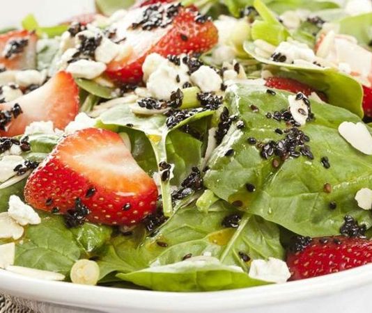 Sağlıklı yaşam arayışı, son yıllarda beslenme alışkanlıklarının yeniden gözden geçirilmesine neden oluyor. Bu dönüşümün önemli başlıklarından biri de düşük yağ yemek anlayışı olarak öne çıkıyor. Özellikle kalp sağlığı, kilo kontrolü ve genel yaşam kalitesini artırma isteği, yağ oranı azaltılmış öğünlere olan ilgiyi artırmış durumda. Geleneksel mutfak alışkanlıklarıyla modern beslenme bilincinin kesiştiği bu noktada, düşük yağlı yemekler daha fazla konuşuluyor. Konulu bir haber görseli.