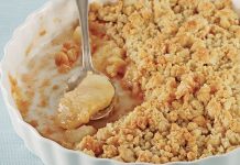 Elmalı crumble, son dönemlerde sadece evlerde değil kafe ve restoran menülerinde de hızla yer bulmaya başladı. Hem ev yapımı tatlıların nostaljik havasını yaşatması hem de pratik hazırlanması sayesinde özellikle sonbahar ve kış aylarında yoğun ilgi görüyor. Uzmanlara göre elmalı crumble tatlısının bu kadar popüler olmasının nedeni, elmanın doğal aromasıyla tereyağı ve hamurun birleşiminin dengeli bir tat ortaya çıkarması. Konulu bir haber görseli.