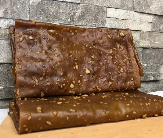 Erzurum’un köklü mutfak kültürü içinde yüzyıllardır kendine yer bulan Erzurum dut pestili, hem besleyici yapısı hem de doğal içeriğiyle Türkiye’nin birçok bölgesinde tercih edilen özel lezzetlerden biri haline geldi. Doğu Anadolu’nun sert iklimine uygun olarak enerji veren, uzun süre dayanabilen ve tamamen doğal yöntemlerle hazırlanan pestil, bugün hem yerel halk içinde hem de gastronomi dünyasında önemli bir yere sahip. Erzurum’un yüksek yaylalarında yetişen dut ağaçlarından toplanan meyvelerle hazırlanan bu ürün, şeker ilavesi olmadan da tatlı ve aromatik bir yapı sunmasıyla dikkat çekiyor. Geleneksel yöntemlerle hazırlanan dut pestili, özellikle kış aylarında enerji ihtiyacını karşılamada önemli rol oynuyor. Konulu bir haber görseli.