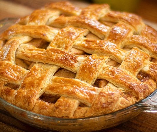 Eşsiz Bir Tatlı Deneyimi Apple Pie Lezzeti Manzarayı Değiştiriyor Apple Pie, dünya genelinde tanınan ve özellikle Amerika mutfağıyla özdeşleşmiş olsa da, bugün pek çok ülkede farklı dokunuşlarla yeniden yorumlanan bir tatlı olarak karşımıza çıkıyor. Ev yapımı tatlı kültürünün en özel örneklerinden biri olarak kabul edilen Apple Pie, hem malzeme çeşitliliği hem de hikâyesiyle damaklarda derin bir iz bırakmayı sürdürüyor. Türkiye’de de son yıllarda popülerliği artan bu tatlı, özellikle soğuk havalarda sıcak servis edilmesiyle öne çıkıyor. Tarçın kokusunun evin her yerine yayılmasıyla birlikte tatlı yapmanın keyfi bambaşka bir hale gelirken, Apple Pie sadece bir lezzet değil, aynı zamanda nostaljik bir deneyim sunuyor.