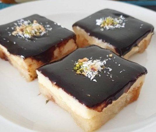 Türkiye’nin ev yapımı tatlı kültüründe özel bir yere sahip olan etimek tatlısı, son dönemde sosyal medyada yeniden popülerleşerek gündeme geldi. Pratik hazırlanışı, hafif yapısı ve hemen herkesin damak zevkine hitap eden aromasıyla bilinen etimek tatlısı, özellikle kalabalık sofralar ve özel günler için vazgeçilmez bir tatlı olarak öne çıkıyor. Üstelik ekonomik malzemelerle hazırlanması ve çok kısa sürede servis edilebilmesi, onun tercih edilme nedenleri arasında ilk sıralarda geliyor. Hem genç kuşak hem de klasik lezzetleri sevenler tarafından yoğun ilgi gören bu tatlı, ev hanımlarından şeflere kadar herkesin tarif listesinde kendisine yer buluyor. Konulu bir haber görseli.