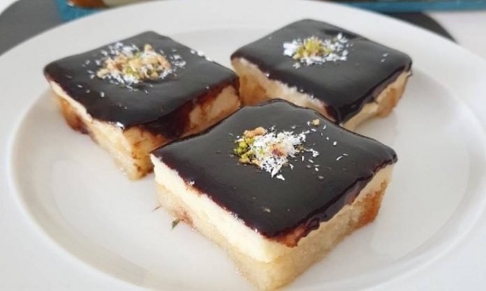 Etimek Tatlısı Türkiye’nin En Sevilen Pratik Lezzeti Yeniden Gündemde Türkiye’nin ev yapımı tatlı kültüründe özel bir yere sahip olan etimek tatlısı, son dönemde sosyal medyada yeniden popülerleşerek gündeme geldi. Pratik hazırlanışı, hafif yapısı ve hemen herkesin damak zevkine hitap eden aromasıyla bilinen etimek tatlısı, özellikle kalabalık sofralar ve özel günler için vazgeçilmez bir tatlı olarak öne çıkıyor. Üstelik ekonomik malzemelerle hazırlanması ve çok kısa sürede servis edilebilmesi, onun tercih edilme nedenleri arasında ilk sıralarda geliyor. Hem genç kuşak hem de klasik lezzetleri sevenler tarafından yoğun ilgi gören bu tatlı, ev hanımlarından şeflere kadar herkesin tarif listesinde kendisine yer buluyor. Konulu bir haber görseli.