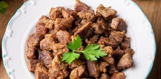 Toplumlarda yemek kültürü ve ritüelleri, tarih boyunca sosyal hiyerarşiyi ve aile içi düzeni belirlemede önemli bir rol oynamıştır. Özellikle etin sofraya gelmesi sırasında erkek bireylere öncelik tanınması, hem fiziksel emeğe hem de ailenin geçim kaynaklarına katkı sağlayan kişiye duyulan saygının göstergesidir. Bu ritüel, aile bağlarını kuvvetlendiren ve nesiller boyunca aktarılan bir saygı göstergesi olarak kabul edilmiştir. Konulu bir haber görseli.