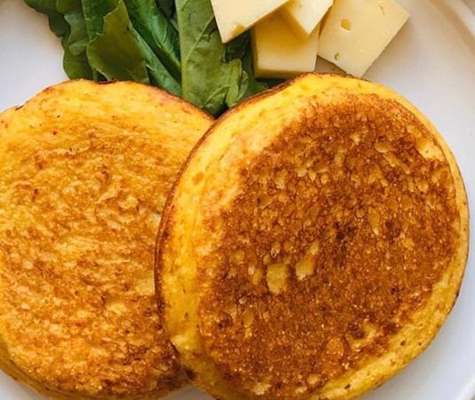 Ev Mutfağının Pratik Lezzeti Tava Ekmek Geleneği Geleneksel mutfağın en sade ama en etkileyici tatlarından biri olan tava ekmek, özellikle fırına erişimin zor olduğu dönemlerde ortaya çıkmış pratik bir çözümdür. Un, su ve az miktarda malzemeyle hazırlanan bu ekmek türü, Anadolu mutfak kültüründe önemli bir yere sahiptir. Tava ekmek, sadece bir ekmek alternatifi değil; aynı zamanda yoklukta üretmenin, elde olanla yetinmenin sembolüdür. Konulu bir haber görseli.