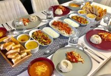 Türk kültüründe misafirlik, günlük hayatın sıradan bir parçası değil; özen, dikkat ve gönül alma üzerine kurulu köklü bir değerdir. Bu değerin en somut yansımalarından biri olan yatılı misafir yemeği, yalnızca karın doyurmayı değil, misafiri evin bir parçası gibi hissettirmeyi amaçlar. Günlük sofralardan farklı olarak daha planlı, daha çeşitli ve daha düşünülmüş olan bu yemekler, ev sahibinin misafire verdiği önemin sessiz bir ifadesidir. Konulu bir haber görseli.