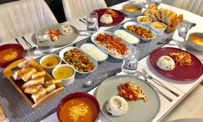 Ev Sofralarında Misafirperverliğin İnce Dili Yatılı Misafir Yemeği Türk kültüründe misafirlik, günlük hayatın sıradan bir parçası değil; özen, dikkat ve gönül alma üzerine kurulu köklü bir değerdir. Bu değerin en somut yansımalarından biri olan yatılı misafir yemeği, yalnızca karın doyurmayı değil, misafiri evin bir parçası gibi hissettirmeyi amaçlar. Günlük sofralardan farklı olarak daha planlı, daha çeşitli ve daha düşünülmüş olan bu yemekler, ev sahibinin misafire verdiği önemin sessiz bir ifadesidir. Konulu bir haber görseli.