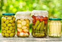 Evlerden Sofralara Uzanan Konserveleme Geleneği Anadolu mutfak kültürünün en köklü alışkanlıklarından biri olan konserveleme geleneği, geçmişten günümüze uzanan güçlü bir birikimi temsil eder. Mevsiminde bol bulunan ürünlerin daha sonra tüketilmek üzere saklanması fikri, hem ihtiyaçtan hem de doğayla uyumlu yaşam anlayışından doğmuştur. Konserveleme, yalnızca bir saklama yöntemi değil; sabır, emek ve planlamanın birleştiği kültürel bir süreçtir. Konulu bir haber görseli.