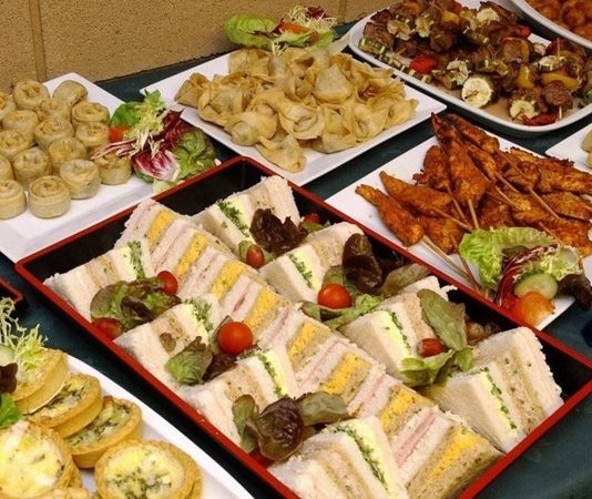 Toplumların evlilik anlayışı, yalnızca iki insanın birlikteliğini değil, ailelerin ve çevrenin bu birlikteliği kabul ediş biçimini de kapsar. Bu kabulün en somut göstergelerinden biri olan Nişan Sofrası, evlilik yolunda atılan önemli bir adımı temsil eder. Nişan, sözlü bir vaat olmanın ötesine geçerek toplumsal bir duyuru niteliği kazanırken, kurulan sofra bu duyurunun en zarif ifadesi olur. Konulu bir haber görseli.