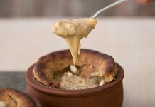 Kış mevsiminde sofraların vazgeçilmez tatlıları arasında yer alan fırın helva, hem pratik hazırlanışı hem de yumuşacık dokusuyla dikkat çekiyor. Özellikle balık restoranlarında yemek sonrası sunulan bu tatlı, lezzetinin yanı sıra sıcak servis ediliyor olmasıyla da öne çıkıyor. Geleneksel mutfaklarda helva kültürü oldukça köklü bir geçmişe sahipken, fırınlanarak yapılan versiyonu son yıllarda daha fazla tercih edilmeye başladı. Konulu bir haber görseli.