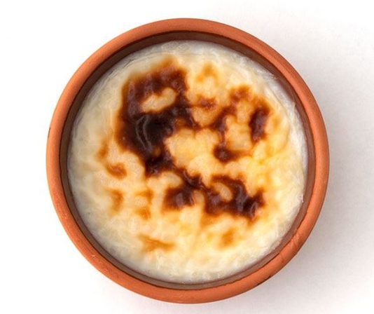 Türk mutfağının en sevilen sütlü tatlılarından biri olan fırın sütlaç, son dönemde hem ev yapımı tariflerde hem de pastanelerin vitrinlerinde yeniden popülerlik kazandı. Özellikle hafif yapısı, sütlü dokusu ve kendine özgü kızarmış yüzeyiyle damaklarda iz bırakan fırın sütlaç, geleneksel lezzetlere yönelen tüketicilerin ilgisini her geçen gün artırıyor. Sadece özel günlerde değil, günlük menülerin de vazgeçilmez tamamlayıcısı haline gelen tatlı, pek çok kişi tarafından hem nostaljik hem de modern bir tat olarak tanımlanıyor. Konulu bir haber görseli.