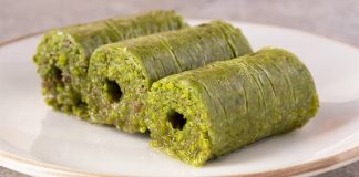 Gaziantep mutfağıyla özdeşleşen fıstık sarma, son yıllarda hem Türkiye’de hem de dünya genelinde gastronomi meraklılarının dikkatini çeken özel tatlılardan biri hâline geldi. İncecik açılan kadayıf hamurunun arasına bolca Antep fıstığı eklenerek hazırlanan bu eşsiz tatlı, hem görünümüyle hem de yoğun aromasıyla öne çıkıyor. Tatlı severlerin ilgisini çeken en önemli özelliklerinden biri ise tamamen doğal malzemelerle hazırlanmasına rağmen oldukça rafine bir lezzet sunması. Üstelik geleneksel tarifin modern dokunuşlarla birleşmesi, fıstık sarmayı son dönemde gurme restoranların da vazgeçilmezi yapıyor. Konulu bir haber görseli.