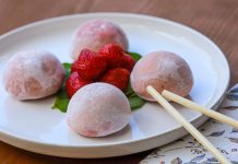 Geleneksel Japon Tatlısı Mochi Dünyada Popülerliğini Artırıyor Uzak Doğu’nun en dikkat çekici tatlılarından biri olan Mochi, son yıllarda yalnızca Japonya’da değil dünya genelinde trend haline gelen tatlı çeşitleri arasında gösteriliyor. Yapımında kullanılan pirinç bazlı dokusu sayesinde hem yumuşak hem de esnek bir form sunan mochi, özellikle sosyal medya platformlarında sıkça karşımıza çıkmasıyla merak uyandırıyor. Tatlının hem geleneksel hem de modern şekilde yorumlanabilmesi, onu farklı kültürlere kolayca uyarlanabilir hale getiriyor. Konulu bir haber görseli.
