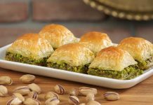 Geleneksel Lezzet Baklavanın Yükselen Popülaritesi ve Modern Dokunuşlarla Yeniden Şekillenen Yolculuğu Türkiye’nin en özel tatlılarından biri olan baklava, yüzyıllar boyunca hem coğrafyalara hem de kültürlere yayılan zengin bir mirasa sahip. Orta Asya’dan Anadolu’ya uzanan serüveniyle bugün dünyanın dört bir yanında tanınan bir lezzet hâline gelen baklava, Osmanlı mutfağından itibaren saray sofralarının vazgeçilmez tatlısı olarak kayıt altına alınmıştır. Bu süreçte tatlının yapım teknikleri geliştirilmiş, farklı yörelerde kendine has çeşitleri ortaya çıkmıştır. Gaziantep baklavası, bu tarihsel yolculukta en çok bilinen ve coğrafi işaret tesciline sahip örneklerden biridir. Konulu bir haber görseli.