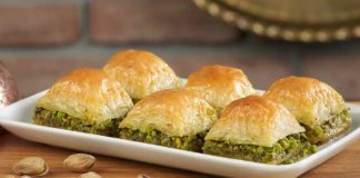 Geleneksel Lezzet Baklavanın Yükselen Popülaritesi ve Modern Dokunuşlarla Yeniden Şekillenen Yolculuğu Türkiye’nin en özel tatlılarından biri olan baklava, yüzyıllar boyunca hem coğrafyalara hem de kültürlere yayılan zengin bir mirasa sahip. Orta Asya’dan Anadolu’ya uzanan serüveniyle bugün dünyanın dört bir yanında tanınan bir lezzet hâline gelen baklava, Osmanlı mutfağından itibaren saray sofralarının vazgeçilmez tatlısı olarak kayıt altına alınmıştır. Bu süreçte tatlının yapım teknikleri geliştirilmiş, farklı yörelerde kendine has çeşitleri ortaya çıkmıştır. Gaziantep baklavası, bu tarihsel yolculukta en çok bilinen ve coğrafi işaret tesciline sahip örneklerden biridir. Konulu bir haber görseli.