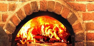 Anadolu mutfağının vazgeçilmez unsurlarından biri olan Taş Fırın, yalnızca bir pişirme aracı değil, yüzyıllardır süregelen bir kültürün taşıyıcısıdır. Ateşle taşın uyumundan doğan bu yöntem, ekmekten pideye, et yemeklerinden hamur işlerine kadar pek çok lezzetin karakterini belirler. Modern fırın teknolojileri gelişmiş olsa da Taş Fırın, verdiği aroma ve doku sayesinde hâlâ ayrıcalıklı bir yere sahiptir. Konulu bir haber görseli.