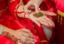 Toplumsal hafızada derin bir yere sahip olan kına geceleri, evlilik sürecinin en duygusal ve sembolik ritüellerinden biri olarak kabul edilir. Bu özel gecede yakılan kına, söylenen türküler ve edilen dualar kadar sofrada sunulan ikramlar da büyük anlam taşır. Kına Gecesi Menüsü, yalnızca misafirlere sunulan yiyeceklerden ibaret değildir; paylaşmanın, vedanın ve yeni bir hayata hazırlığın kültürel yansımasıdır. Bu nedenle kına gecelerinde hazırlanan sofralar, özenle düşünülür ve geleneksel kodlar dikkate alınarak şekillenir. Konulu bir haber görseli.