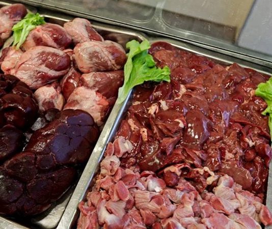 Gelenekten Günümüze Uzanan Sofraların Cesur Yüzü Sakatat Kültürü Sakatat kültürü, mutfak tarihinin en eski ve en karakteristik alanlarından birini temsil eder. Hayvanın yalnızca etinin değil, neredeyse her parçasının değerlendirilmesine dayanan bu anlayış, hem ekonomik hem de kültürel bir birikimin sonucudur. Sakatat kültürü, kıtlık dönemlerinden bolluk zamanlarına kadar farklı koşullarda şekillenmiş, toplumların hayatta kalma refleksiyle damak zevkini birleştiren güçlü bir mutfak pratiği olarak varlığını sürdürmüştür. Konulu bir haber görseli.