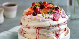 Hafifliğiyle Ünlenen Pavlova Tatlısı Dünyayı Peşinden Sürüklemeye Devam Ediyor Dünya mutfaklarının son yıllarda en çok konuşulan tatlılarından biri haline gelen Pavlova, hafif yapısı ve zarif görünümü sayesinde geniş kitlelere ulaşmayı başarıyor. Yapımında kullanılan yumurta beyazı ve şekerin ortaya çıkardığı ince kıtır yapı, tatlının kendine özgü dokusunu oluştururken, üzerine eklenen taze meyveler Pavlova’ya hem lezzet hem de görsel zenginlik katıyor. Özellikle yaz aylarında tercih edilen ferahlatıcı etkisiyle ön plana çıkan bu tatlı, günümüzde restoran menülerinin vazgeçilmezleri arasında yer alıyor. Konulu bir haber görseli.