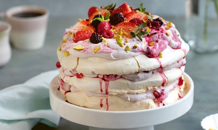 Dünya mutfaklarının son yıllarda en çok konuşulan tatlılarından biri haline gelen Pavlova, hafif yapısı ve zarif görünümü sayesinde geniş kitlelere ulaşmayı başarıyor. Yapımında kullanılan yumurta beyazı ve şekerin ortaya çıkardığı ince kıtır yapı, tatlının kendine özgü dokusunu oluştururken, üzerine eklenen taze meyveler Pavlova’ya hem lezzet hem de görsel zenginlik katıyor. Özellikle yaz aylarında tercih edilen ferahlatıcı etkisiyle ön plana çıkan bu tatlı, günümüzde restoran menülerinin vazgeçilmezleri arasında yer alıyor. Konulu bir haber görseli.