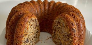 Son dönemlerde ev yapımı tariflerin popülerleşmesiyle birlikte havuçlu kek yeniden gündemde öne çıkan tatlılardan biri haline geldi. Özellikle hafif tatlar arayan, sebze ve tatlı dengesini seven kullanıcılar için ideal bir alternatif sunan bu kek, hem pratik hazırlanması hem de besleyici içeriği sayesinde tercih ediliyor. Geleneksel tariflerle modern dokunuşları bir araya getiren havuçlu kek, ev mutfaklarında olduğu kadar pastanelerde de daha sık görülmeye başladı. Sosyal medyada paylaşılan videolar ve tarif içerikleri de bu tatlının popülerliğini artırarak geniş kitlelere ulaşmasını sağladı. Konulu bir haber görseli.