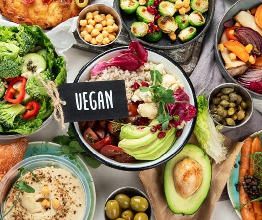 Hristiyan veganlığı, son yıllarda hem beslenme hem de inanç temelli yaşam biçimleri üzerine yapılan tartışmalarda giderek daha fazla yer bulmaktadır. Bu yaklaşım, Hristiyanlık inancının merhamet, şefkat ve sorumluluk ilkelerini merkeze alarak hayvansal ürünlerin tüketilmemesini savunur. Hristiyan veganlığı, yalnızca bir diyet tercihi değil, aynı zamanda etik ve ruhsal bir duruş olarak değerlendirilir. Konulu bir haber görseli.