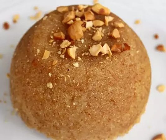 İrmik Helvası Gelenekten Günümüze Ulaşan Sıcak Bir Lezzet Türkiye’nin köklü tatlı mirasları arasında özel bir yere sahip olan irmik helvası, hem pratik hazırlanışı hem de duygusal anlamı nedeniyle yüzyıllardır sofralardan eksik olmuyor. Hem acı hem tatlı günlerde yapılan bu özel lezzet, kültürümüzde önemli bir sembolik anlam taşıyor. Bir yandan kayıpların ardından paylaşılan bir anma geleneği olarak karşımıza çıkarken, diğer yandan mutlu anlarda, kutlamalarda ve bereketli günlerde sofraları süsleyen bir tatlıya dönüşüyor. Bu yönüyle irmik helvası, Anadolu’nun en çok sahiplenilen tatlılarından biri olmayı sürdürüyor. Konulu bir haber görseli.