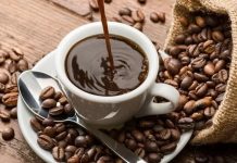 Günümüzde kafein, kahve, çay ve enerji içecekleri aracılığıyla hayatımızın birçok alanına girmiş durumda. Ancak fazla kafein tüketimi, uykusuzluk, çarpıntı, sindirim sorunları ve anksiyete gibi sağlık problemlerine yol açabilir. Bu nedenle kafeinsiz diyet, kafein alımını sınırlayarak hem bedensel hem de zihinsel sağlık açısından dengeli bir yaşam sunar. Kafeinsiz beslenme, özellikle hassas bireyler için hem güvenli hem de sürdürülebilir bir alternatif oluşturur. Konulu bir haber görseli.