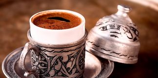 Kahve, yüzyıllardır hem yemek kültürü hem de sosyal yaşamın önemli bir parçası olmuştur. Etiyopya kökenli kahve, zamanla Osmanlı topraklarından Avrupa’ya ve tüm dünyaya yayılmıştır. Kahvenin keşfi, sadece bir içecek olarak değil, kültürel bir ritüel ve toplumsal bir gelenek olarak da değer kazanmasını sağlamıştır. Kahve kültürü, sohbetlerin, misafir ağırlamanın ve sosyal etkileşimlerin merkezinde yer almıştır. Konulu bir haber görseli.