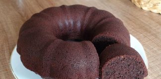 Kakaolu Kek Lezzeti Yeniden Gündemde Ev Mutfağının Vazgeçilmezi Oluyor Son yıllarda özellikle ev yapımı tatlılara yönelen tüketicilerin ilgisi, kakaolu kek tariflerinin yeniden popülerleşmesini sağladı. Kolay hazırlanabilir olması, ekonomik malzemelerle yapılabilmesi ve her damak tadına hitap eden esnek bir tarif sunması, kakaolu keki hem evlerde hem de pastanelerde en çok tercih edilen lezzetlerden biri haline getirdi. Sosyal medya platformlarında paylaşılan kısa videolar, pratik tarifler ve yaratıcılığı öne çıkaran sunum fikirleri, kakaolu kek aramalarında belirgin bir artışa sebep oldu. Bu da özellikle ev kullanıcılarının kek tariflerine karşı ilgisini daha da hareketlendirdi. Konulu bir haber görseli.