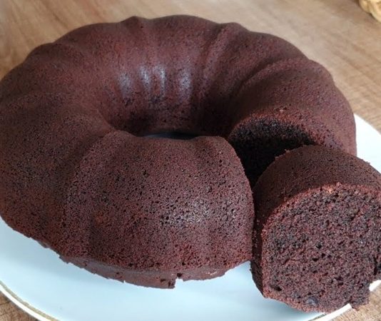 Son yıllarda özellikle ev yapımı tatlılara yönelen tüketicilerin ilgisi, kakaolu kek tariflerinin yeniden popülerleşmesini sağladı. Kolay hazırlanabilir olması, ekonomik malzemelerle yapılabilmesi ve her damak tadına hitap eden esnek bir tarif sunması, kakaolu keki hem evlerde hem de pastanelerde en çok tercih edilen lezzetlerden biri haline getirdi. Sosyal medya platformlarında paylaşılan kısa videolar, pratik tarifler ve yaratıcılığı öne çıkaran sunum fikirleri, kakaolu kek aramalarında belirgin bir artışa sebep oldu. Bu da özellikle ev kullanıcılarının kek tariflerine karşı ilgisini daha da hareketlendirdi. Konulu bir haber görseli.